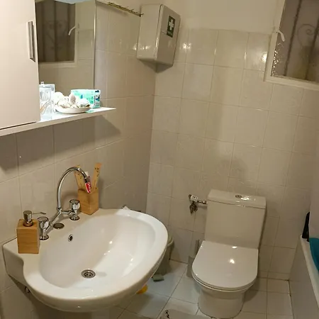 Sofia's 9min. Athens Airport Apartment *